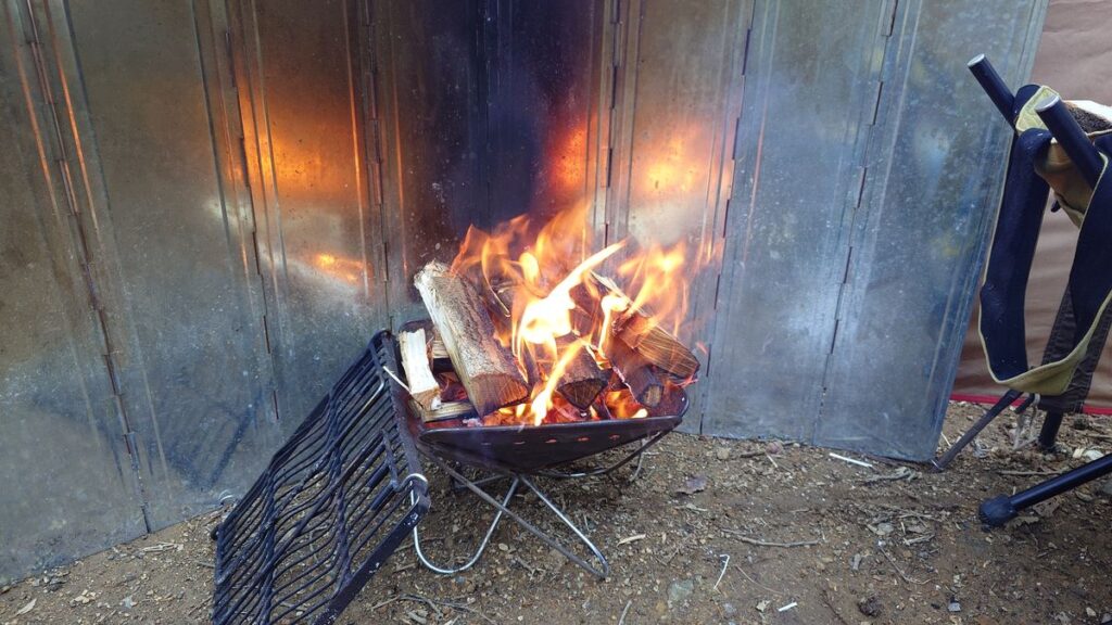 大きな薪に燃え移ったたき火