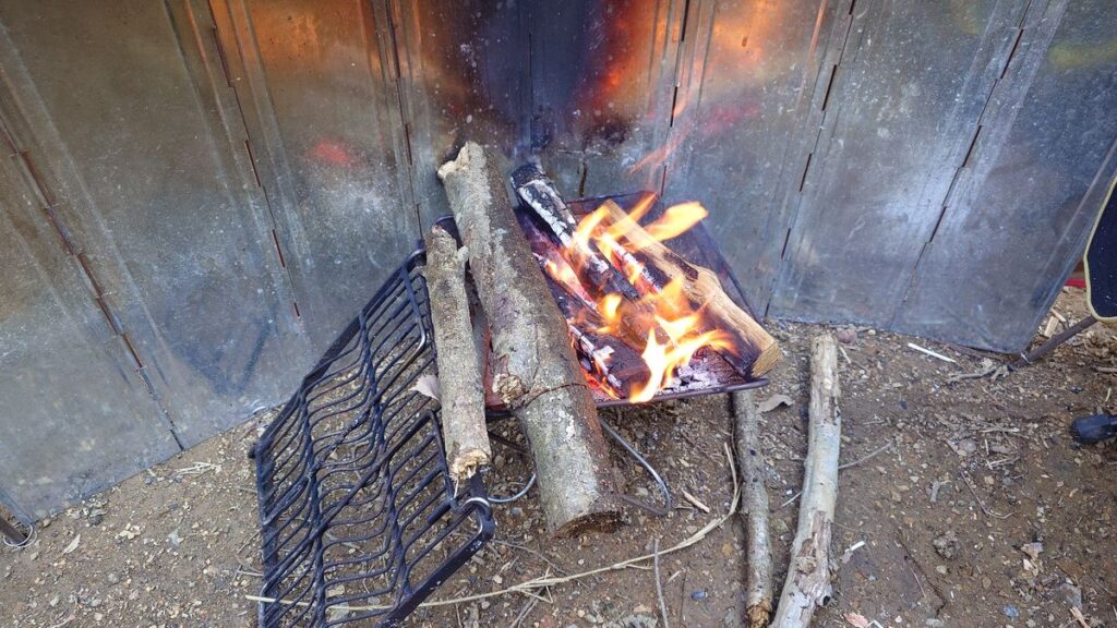 落ちていたぬれた薪をたき火に入れてみた