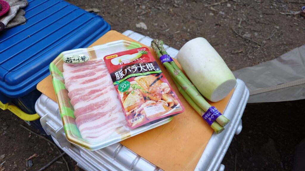 豚バラ大根の材料とアスパラ