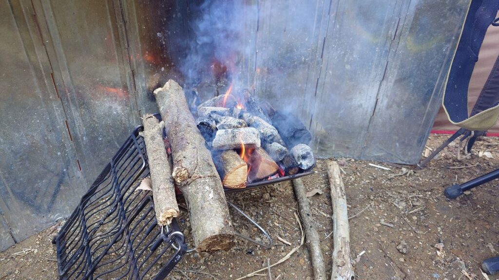 たき火にオガ炭を投入