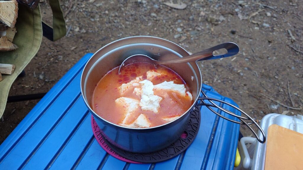 チゲ鍋に豆腐投入