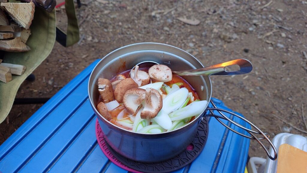 チゲ鍋にネギとキノコ