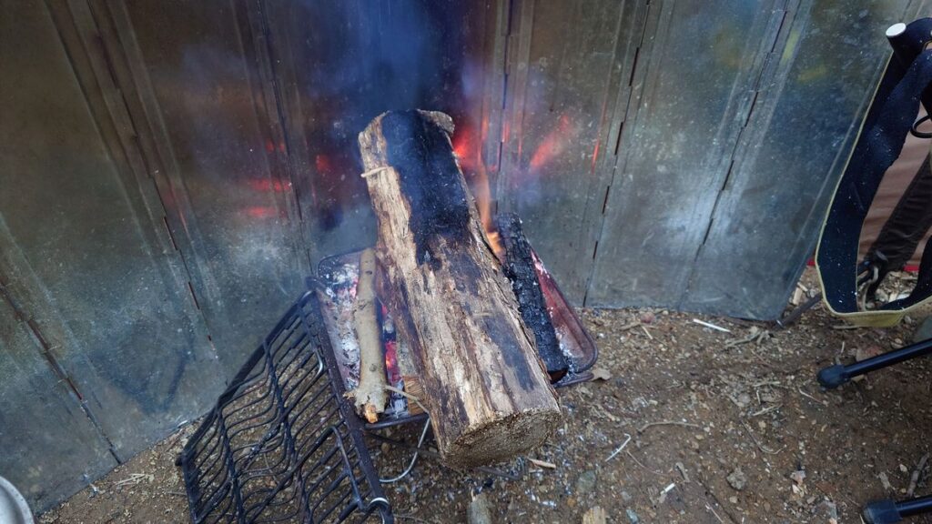 たき火に投入した極太薪