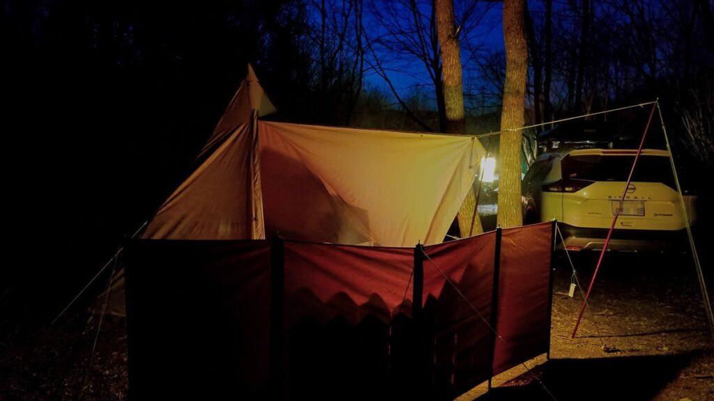 暗くなったキャンプサイト