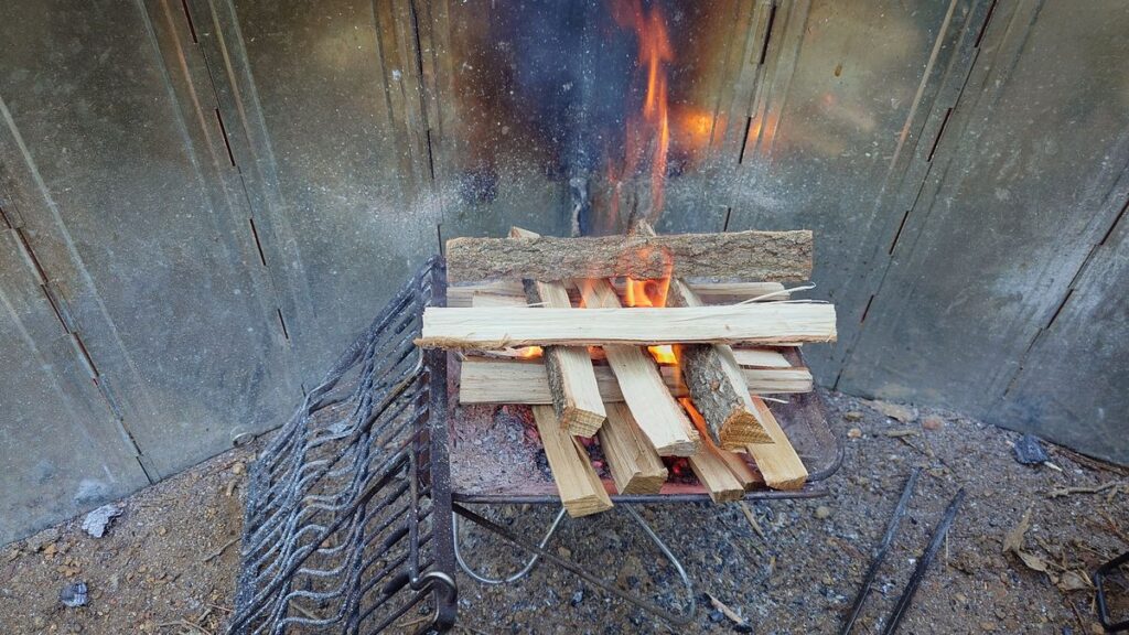 二日目早朝のたき火