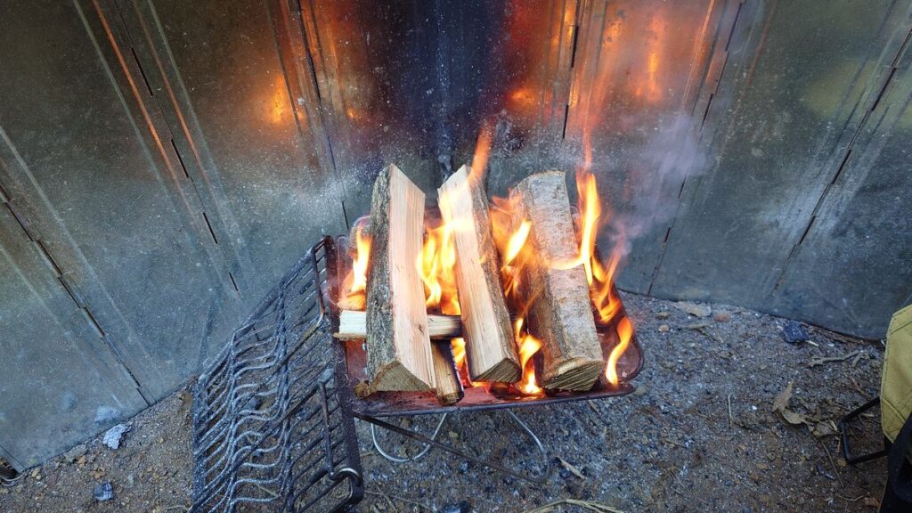 栃木の森キャンプ場朝のたき火タイム