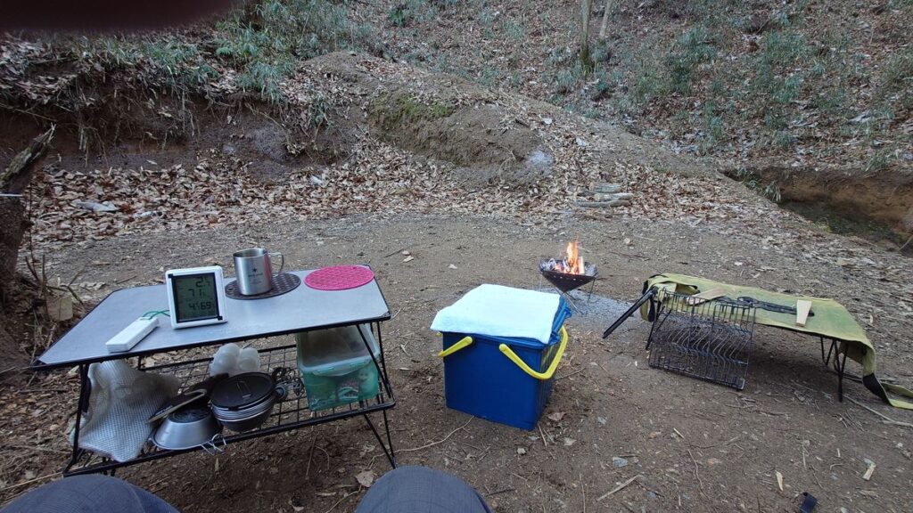 陣幕を片付けたたき火の風景