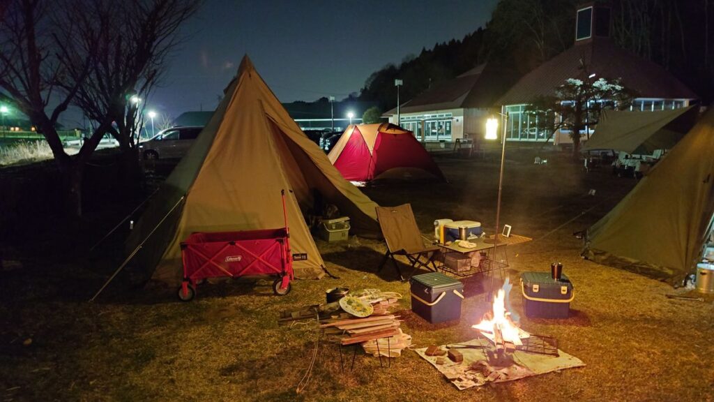 夜のキャンプサイト