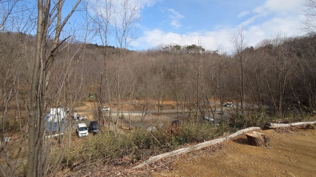 栃木の森キャンプ場山頂エリアから管理棟付近を望む