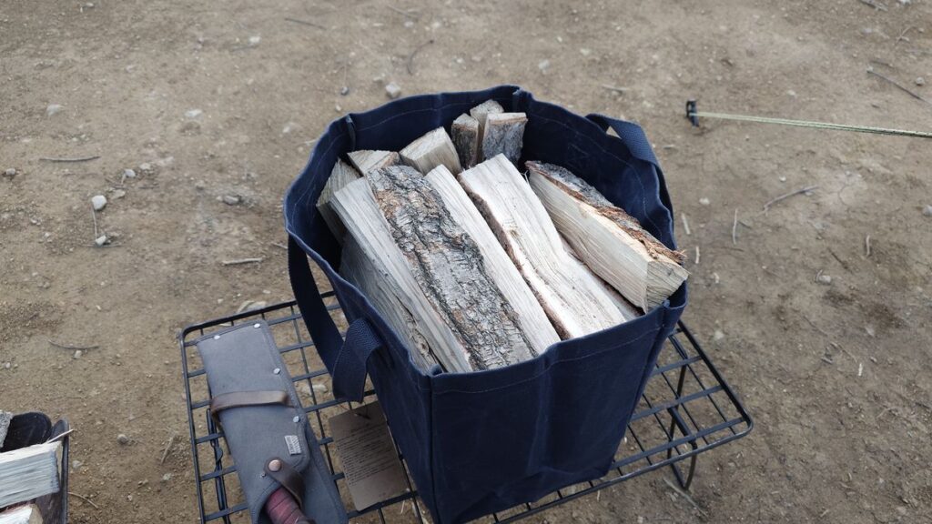 パラフィントートに詰め込んだ薪