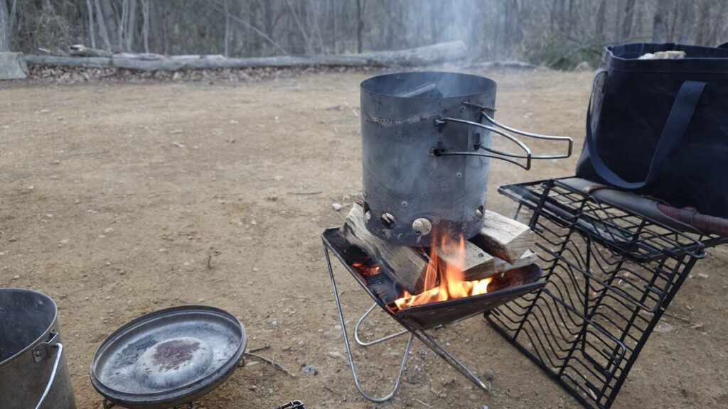たき火に直乗せした炭お越し器