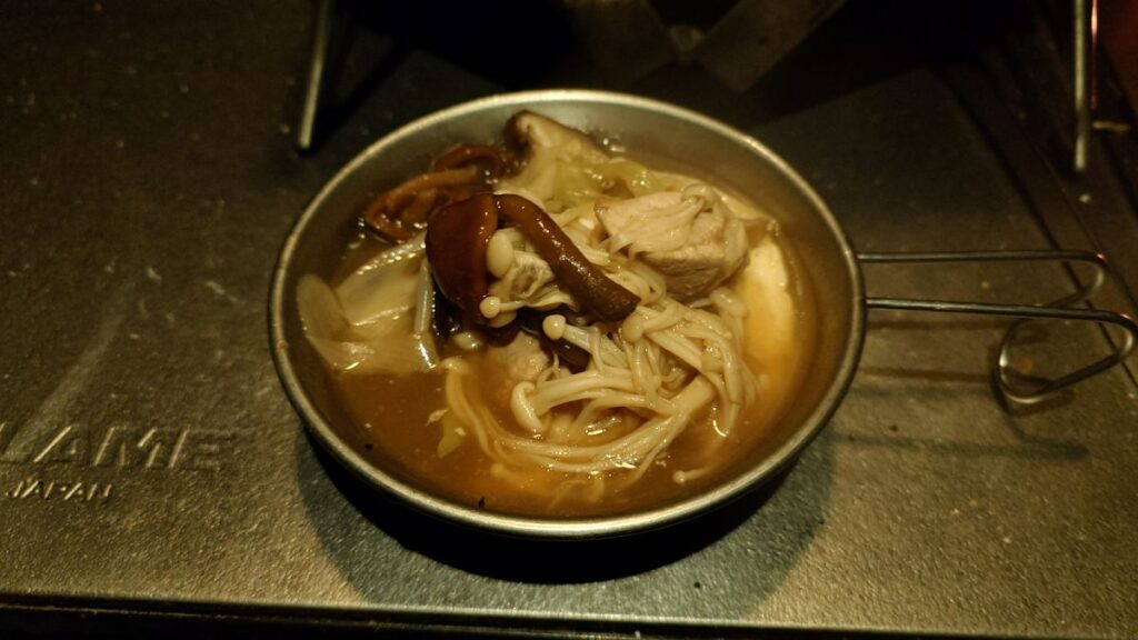 シェラカップによそったキノコ汁