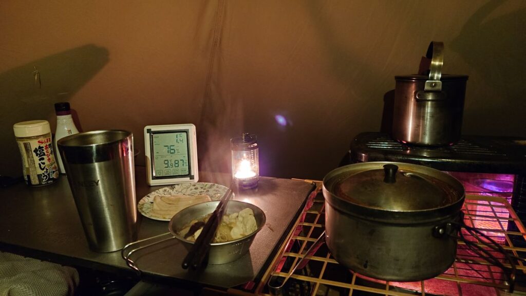 幕内にこもって宴会