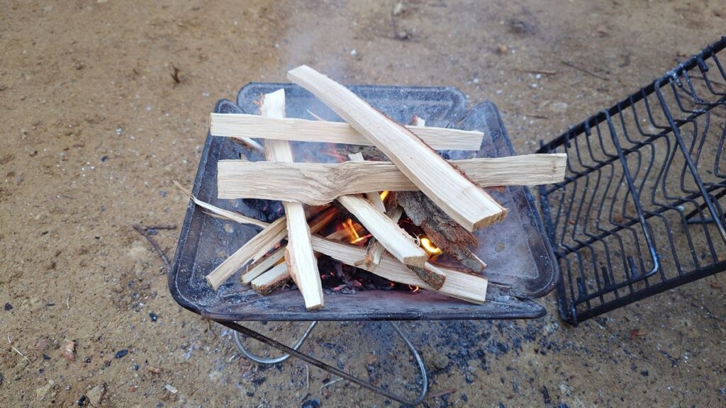 栃木の盛りキャンプ場朝のたき火
