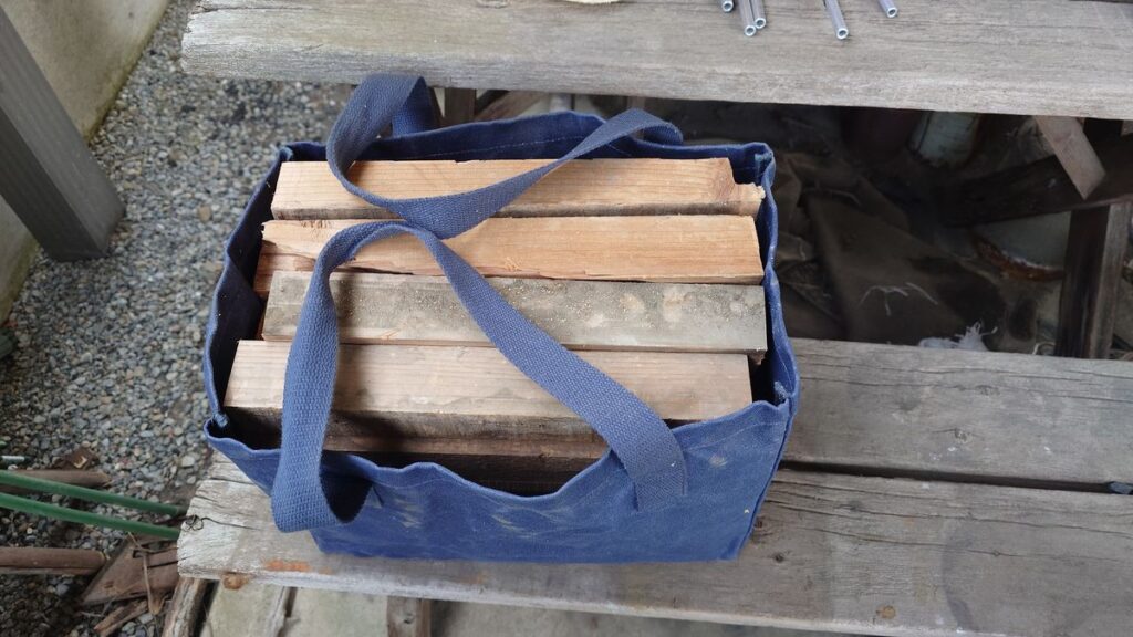 帆布トート一杯の薪