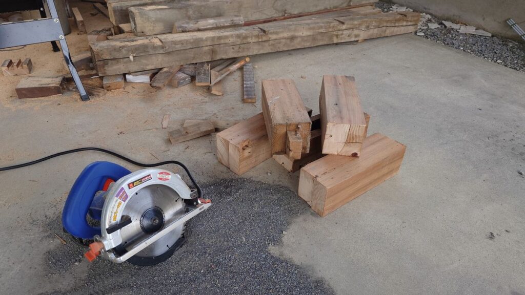 柱を丸鋸で切断