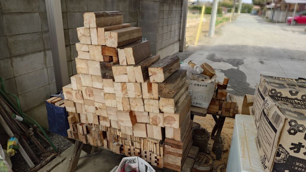 積み上がった柱から切り出した薪