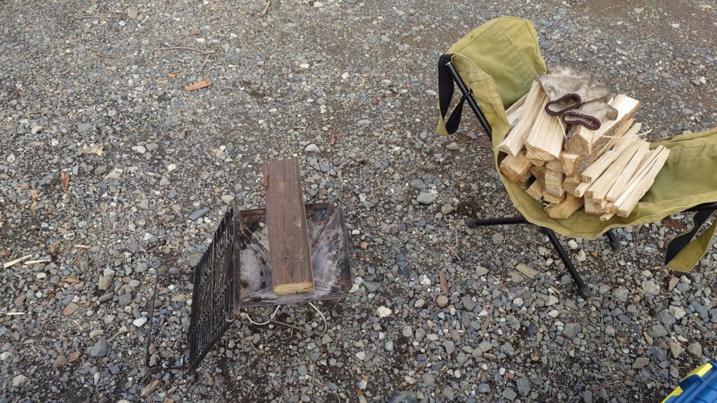 薪と焚き火台と柱