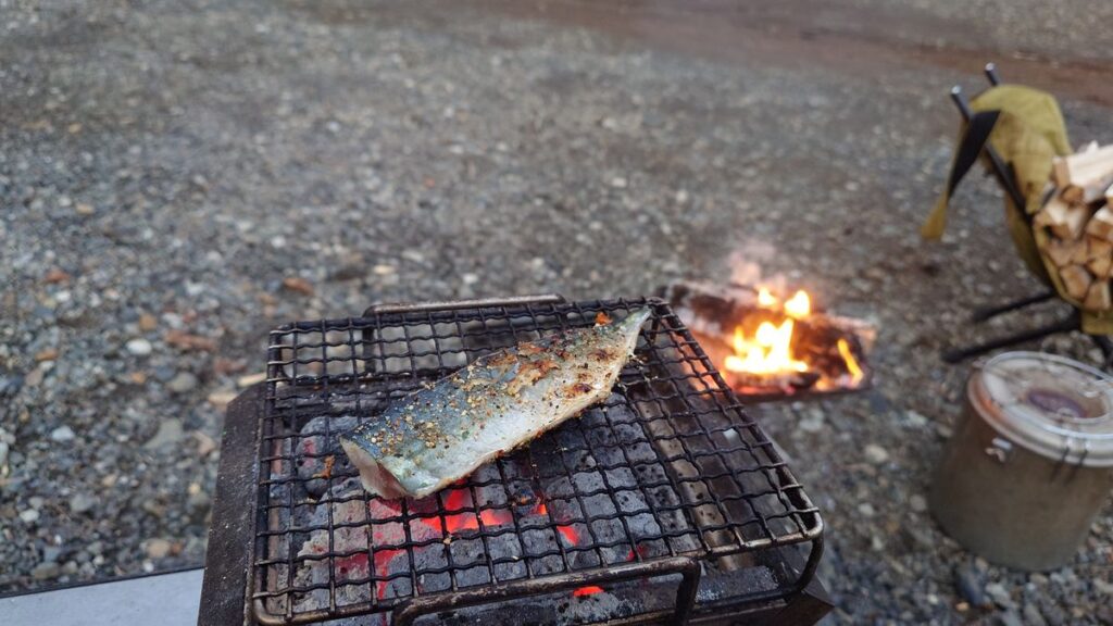 鯖の切り身の炭火焼き