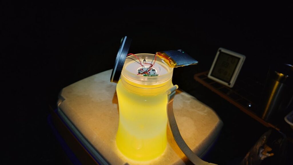 膨らんだ電池の充電式LEDランタンがついた