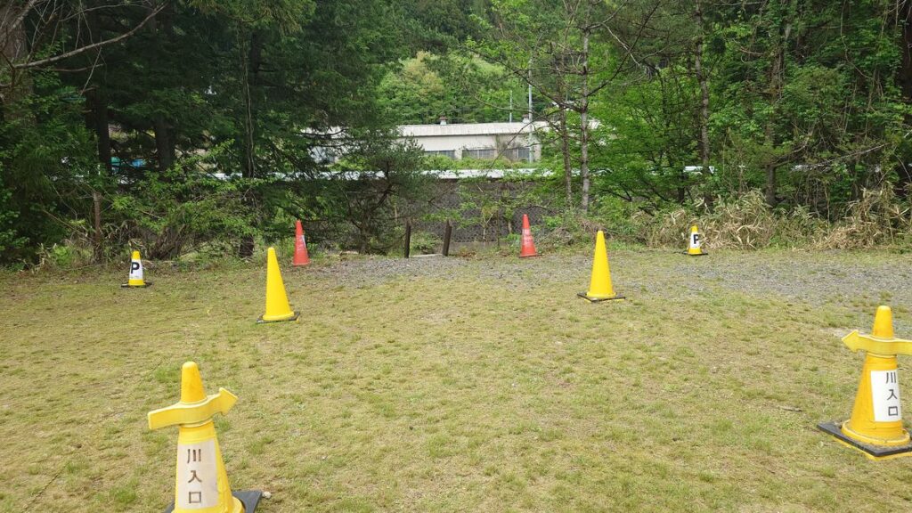 駐車場脇の大芦川への降り口