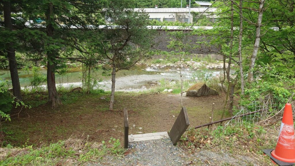 駐車場から見下ろした大芦川とリバーサイト