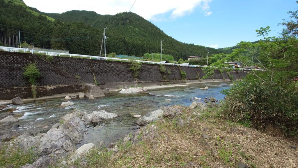 キャンプ場脇を流れる大芦川