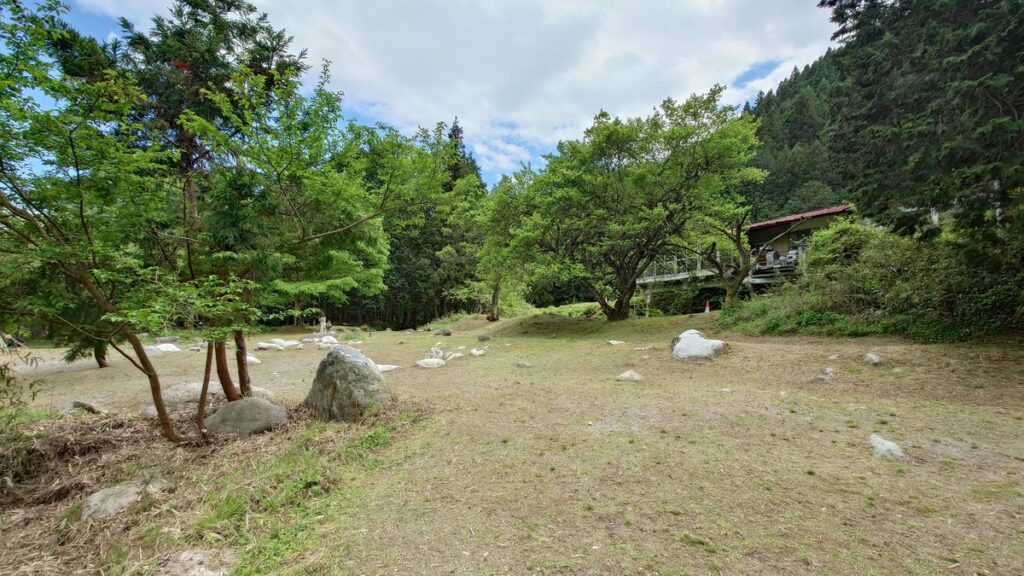 GLYPH前日光店キャンプ場川沿いのフリーサイトその１