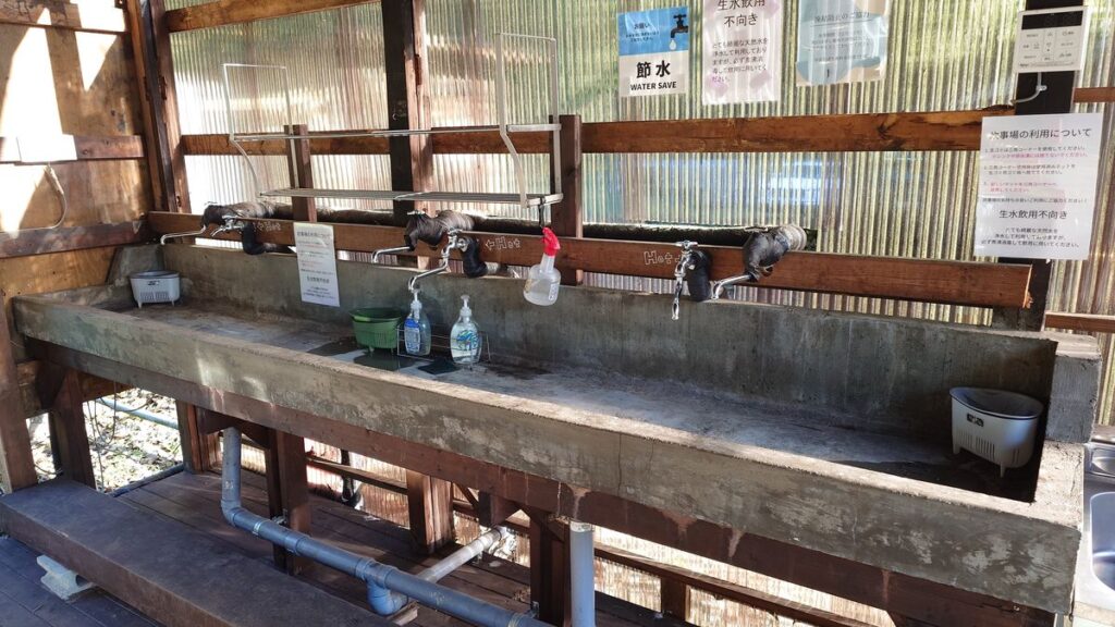 GLYPH前日光店キャンプ場受付内の水場
