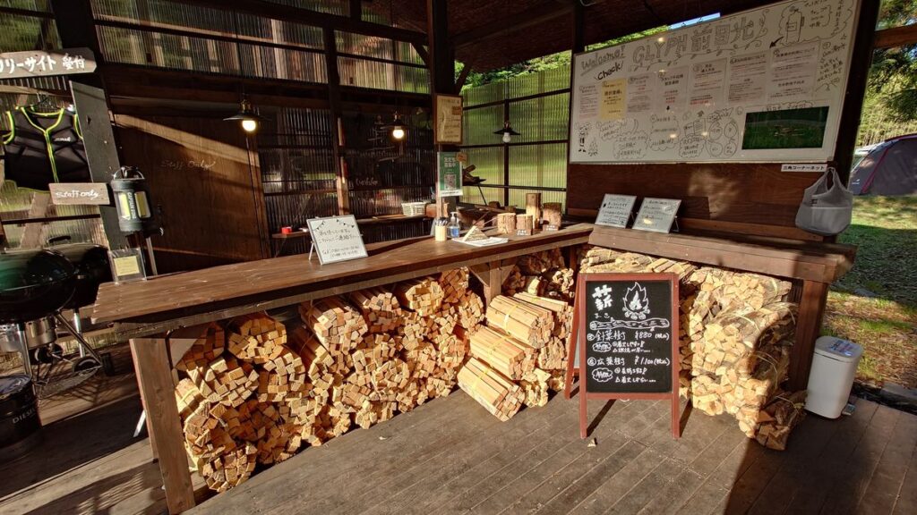 GLYPH前日光店キャンプ場受け付け