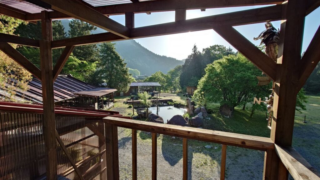 受付棟脇の展望台からプラベートサイトを臨む