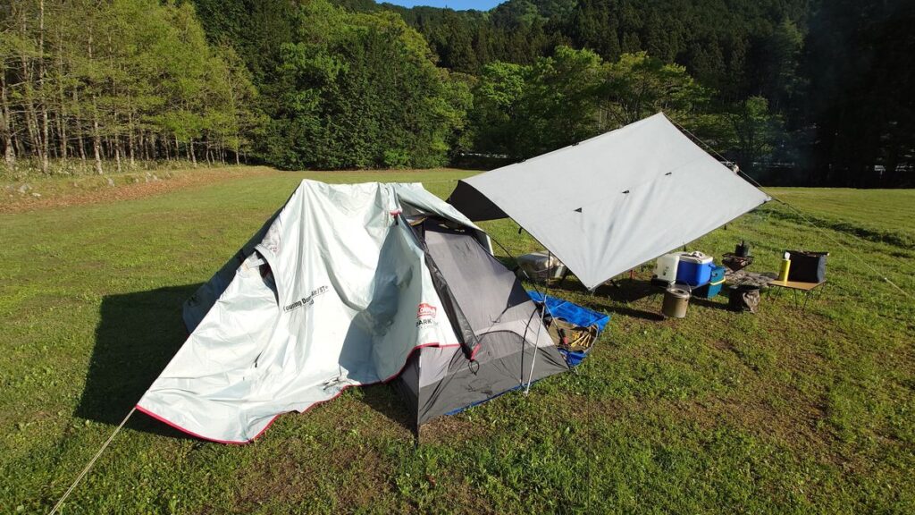 タープのロープにかけてフライシートを乾かす