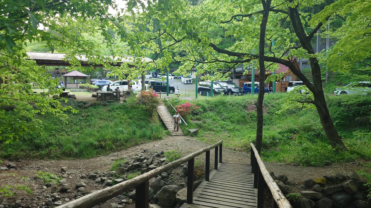 日光まなかの森キャンプ&スパリゾート内の川に架かる橋