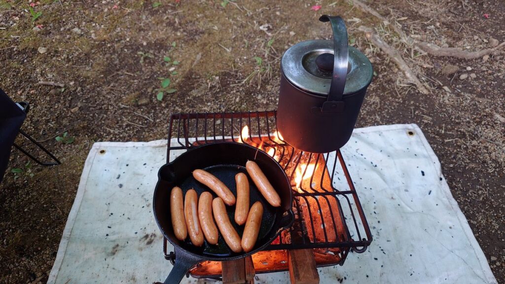 焚き火でウインナー