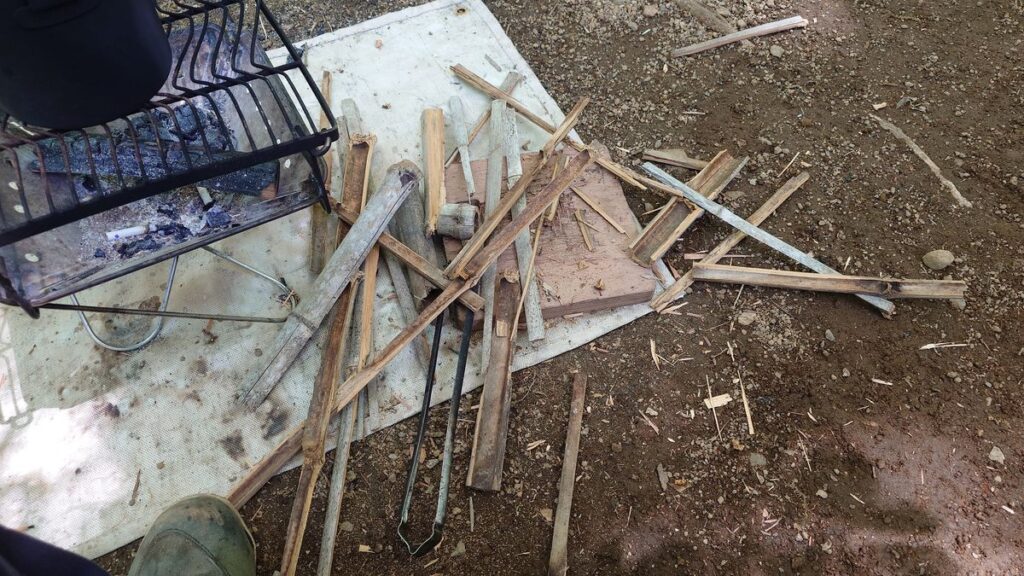 落ちていた薪を割ろうとしたら折れた