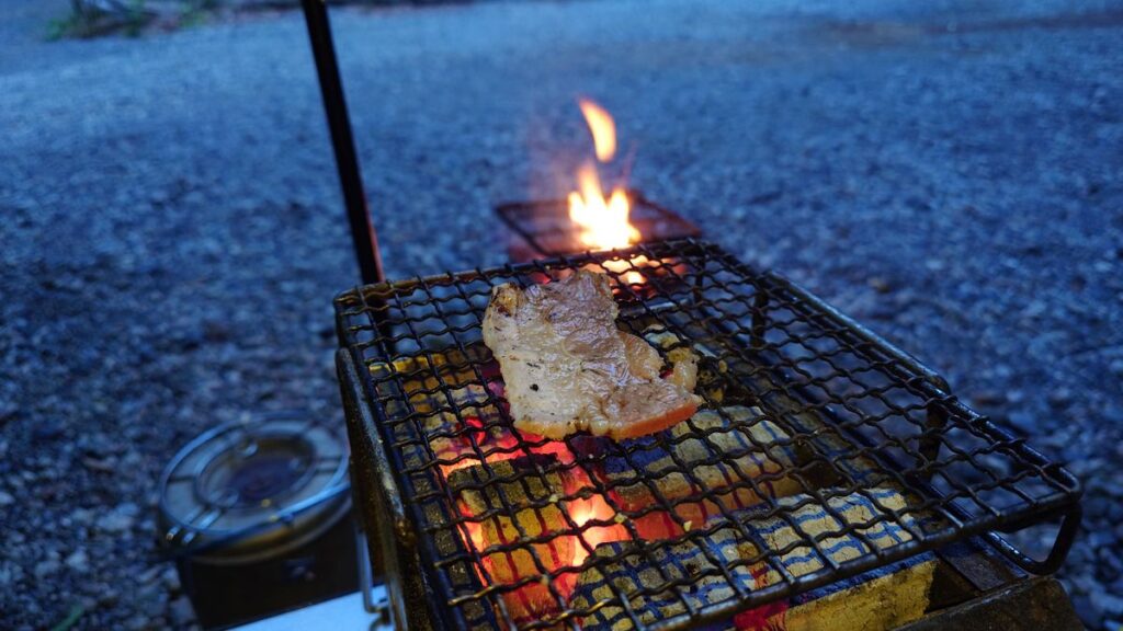 炭火で焼き上がった牛バラ肉