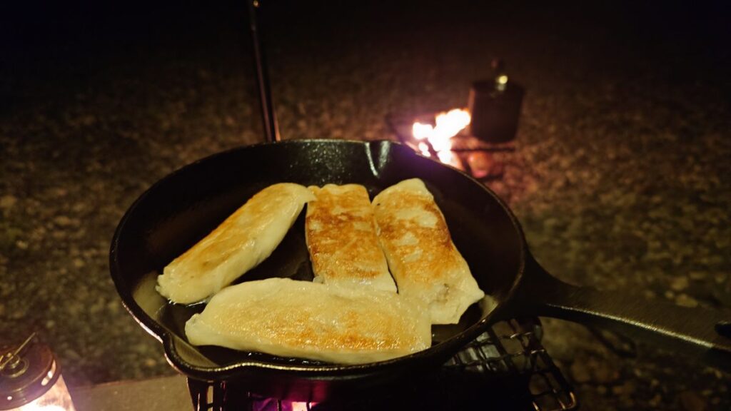 スキレットで調理した春巻き