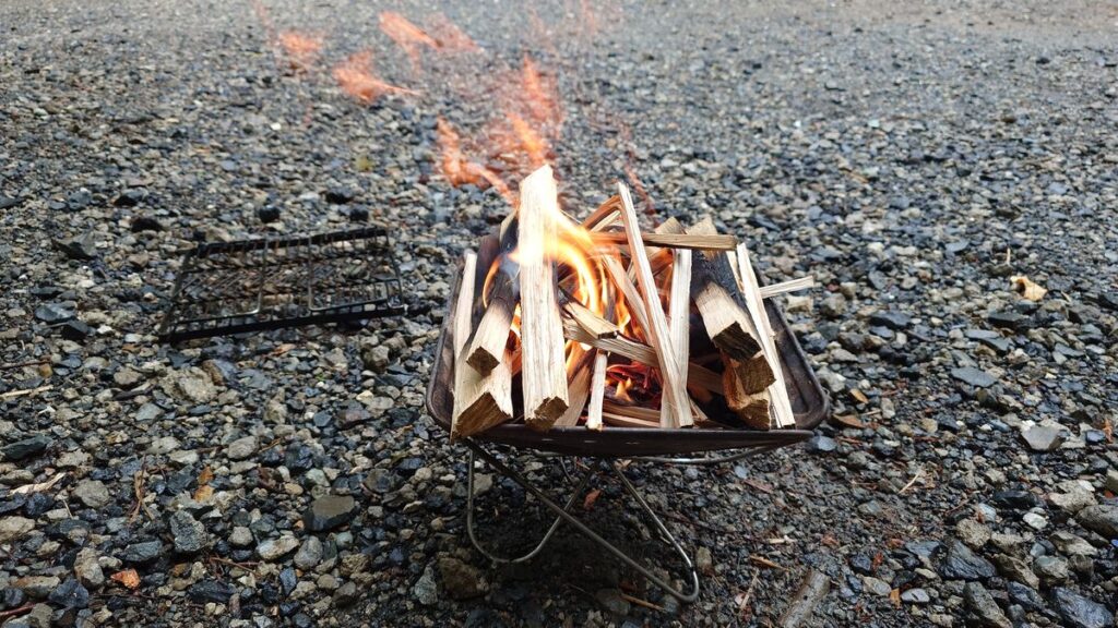 小雨の中焚き火強行
