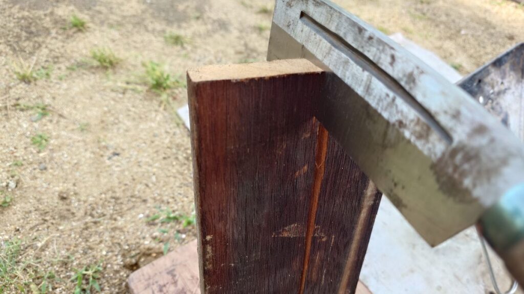 ユニフレームつるばみ鉈での切り口