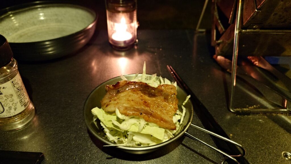 豚バラ肉でキャベツを巻いていただきます。