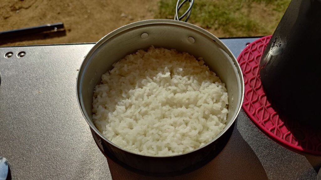 焚き火で炊いたご飯