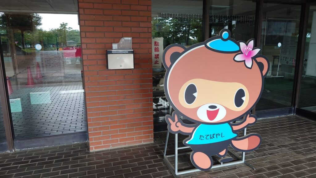 ダノン城沼アリーナ入り口付近のぽんちゃんとポスト