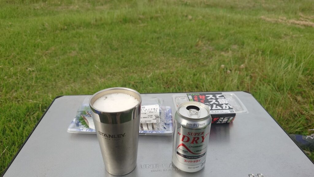 〆鯖とキムチを肴にアサヒスーパードライで乾杯