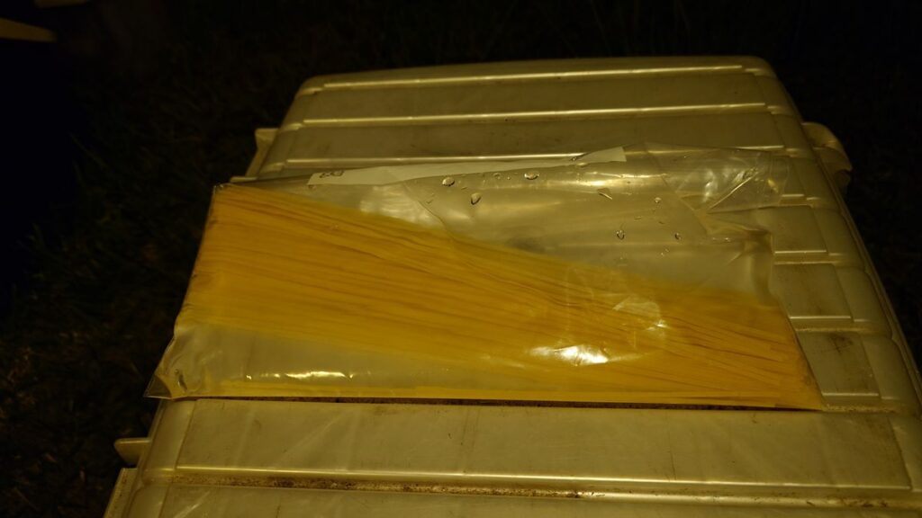 パスタを水に浸す