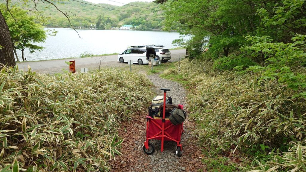 県立赤城公園キャンプ場湖畔からの荷物運び