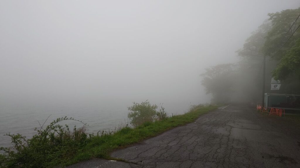 霧の赤城大沼湖畔