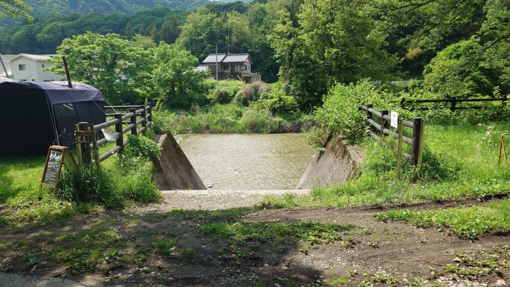 グリーンパークふきわれ栗原川への降り口