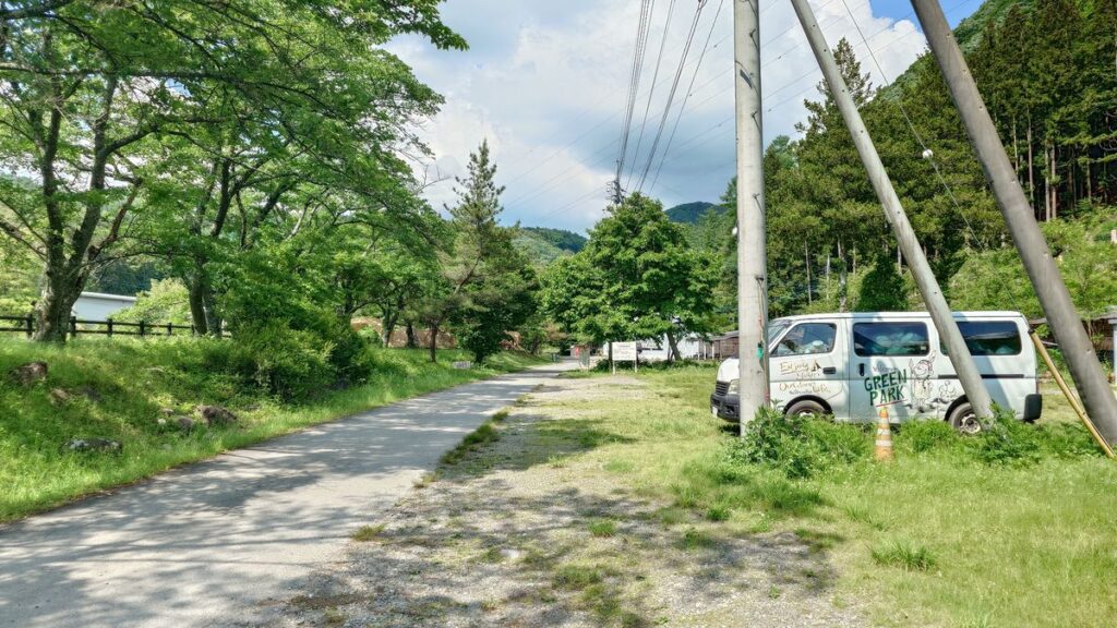 グリーンパークふきわれ入り口付近のワンボックスカー