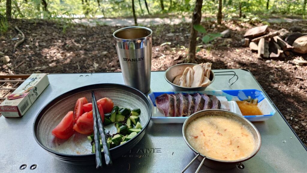 焚き火前の宴会料理