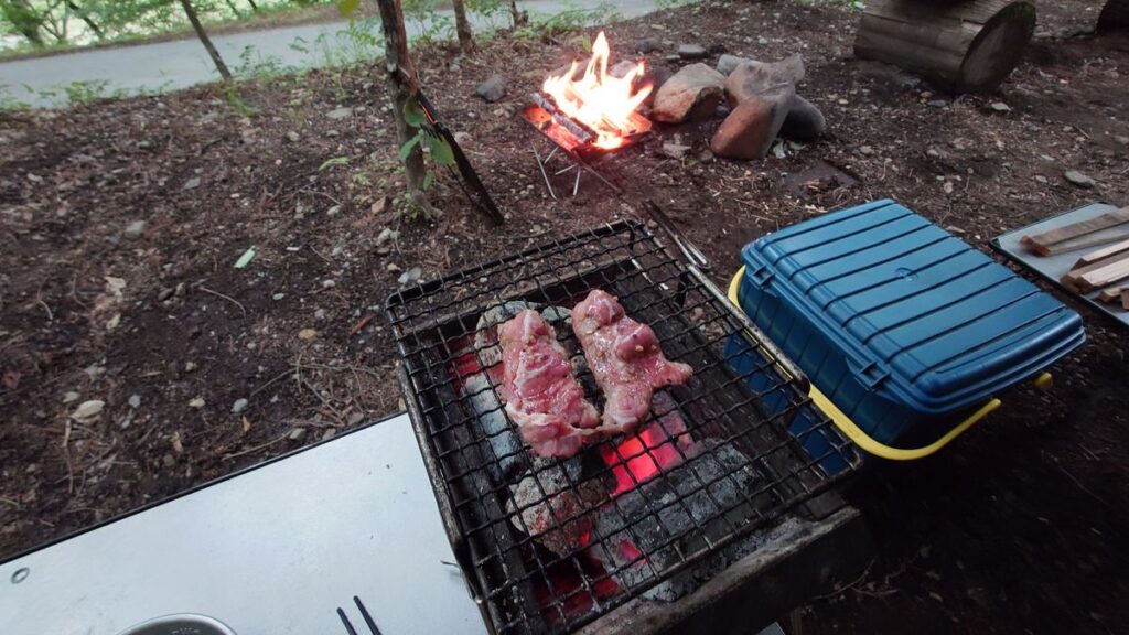 焚き火と豚カシラの炭火焼き